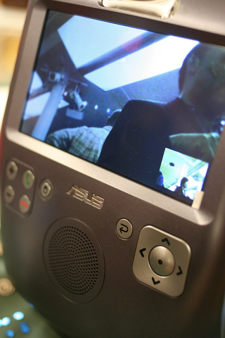 Illustration for article titled Hands On: Asus's AiGuru SV1 Grandma-Friendly Skype Videophone